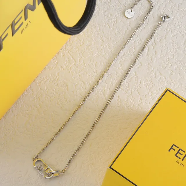Fendi Colar com corrente de curb chain de prata e ouro, estilo carabiner, pingante 5