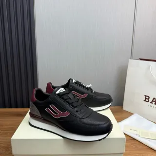Bally أحذية لايف ستايل من الجلد الأسود والكرزي مع لوحة جانبية U-Logo