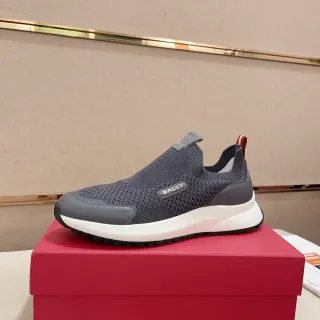 BALLY أحذية رياضية رمادية وبيضاء محبوكة slip-on مع وسادة وسطية كبيرة