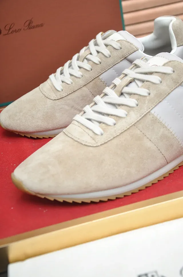 Zapatilla lifestyle de cuero de ante beige y blanco de dos tonos 2