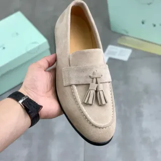 Loafer de ante beige y negro con correa de flecos