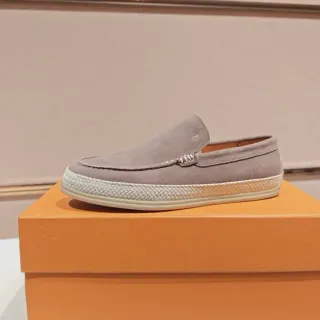 Loafer de ante beige y blanco con suela de esparto