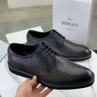 Berluti কালো এবং সাদা ক্যাপ-টু এমবসড স্ক্রিপ্ট ডিটেল অক্সফোর্ড জুতো