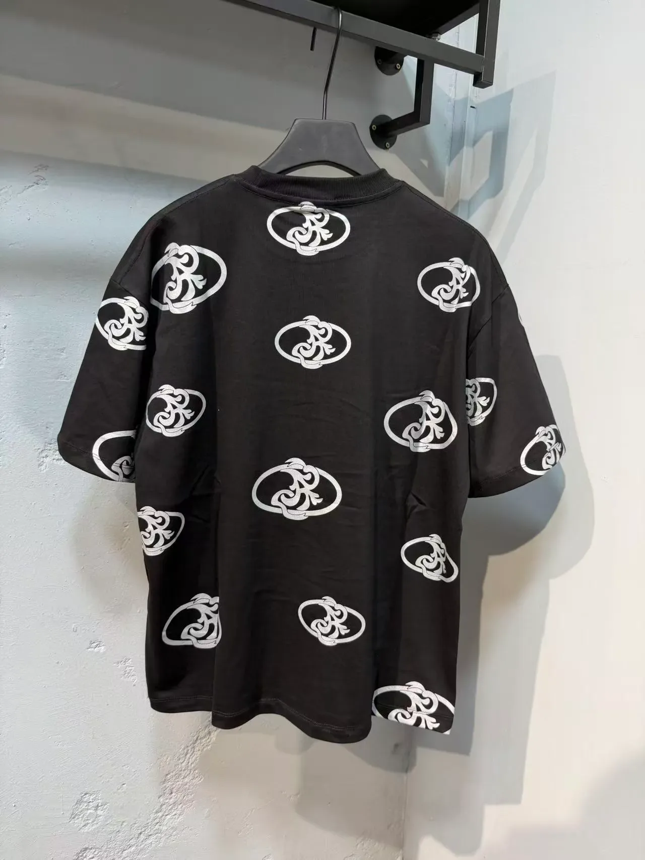 Camiseta gola redonda com estampa gráfica all-over preta e branca 3