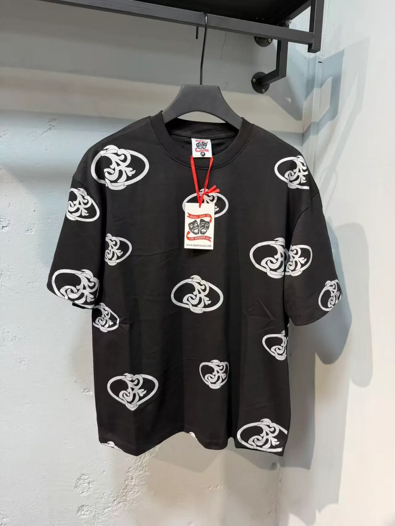 Camiseta gola redonda com estampa gráfica all-over preta e branca 4