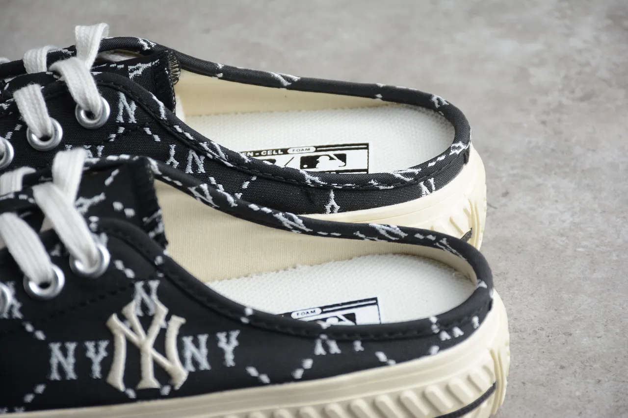 Zapatos de lona negros y blancos NY Monogram con cordones y slip-on 5