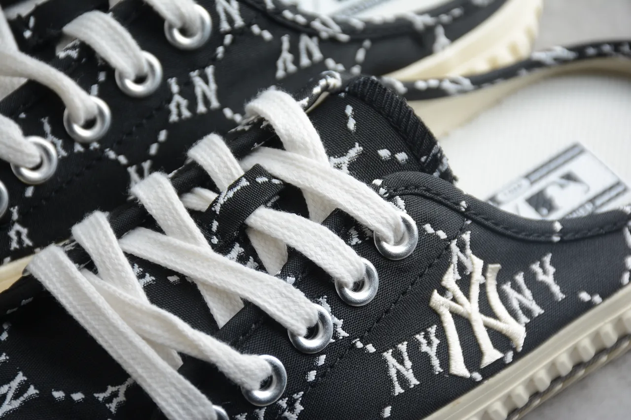Zapatos de lona negros y blancos NY Monogram con cordones y slip-on 6