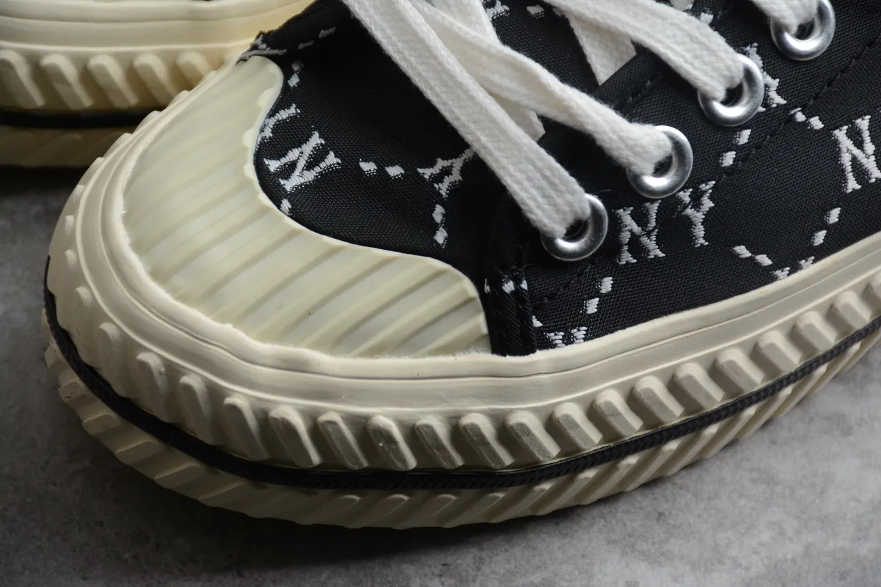 Zapatos de lona negros y blancos NY Monogram con cordones y slip-on 7