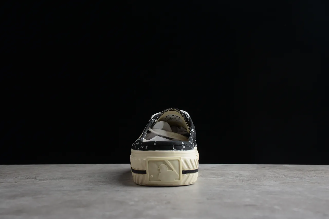 Zapatos de lona negros y blancos NY Monogram con cordones y slip-on 8