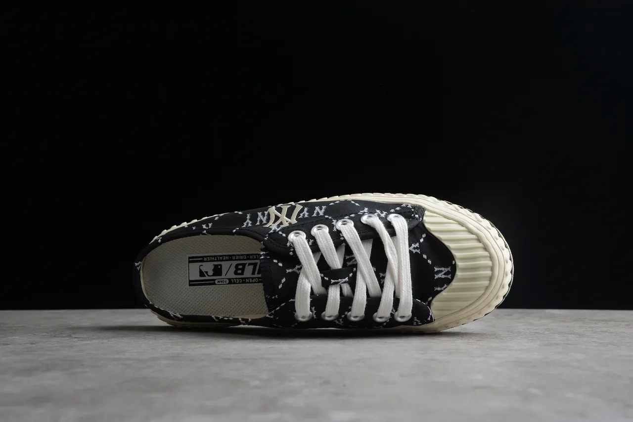 Zapatos de lona negros y blancos NY Monogram con cordones y slip-on 10