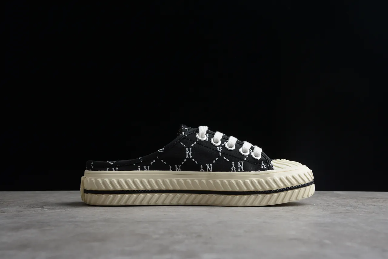 Zapatos de lona negros y blancos NY Monogram con cordones y slip-on 11
