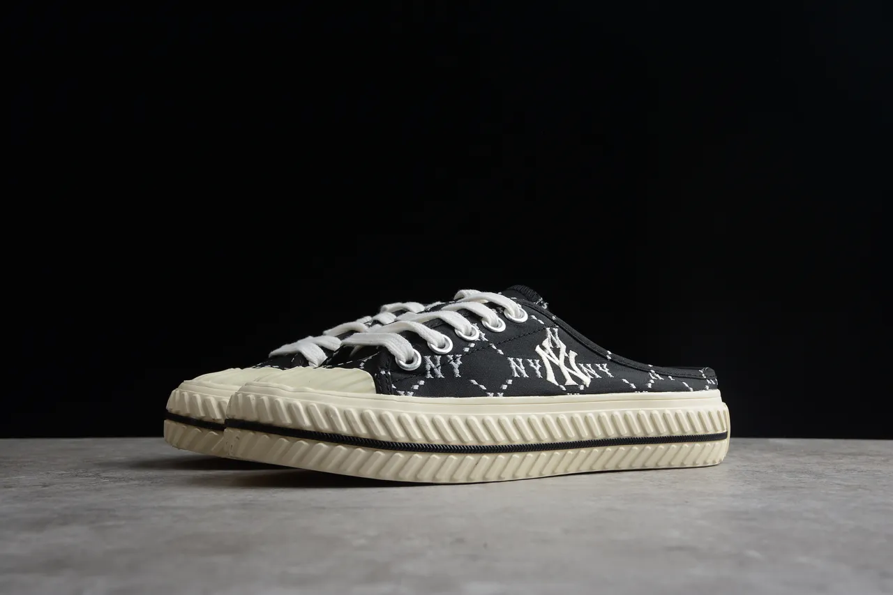 Zapatos de lona negros y blancos NY Monogram con cordones y slip-on 12
