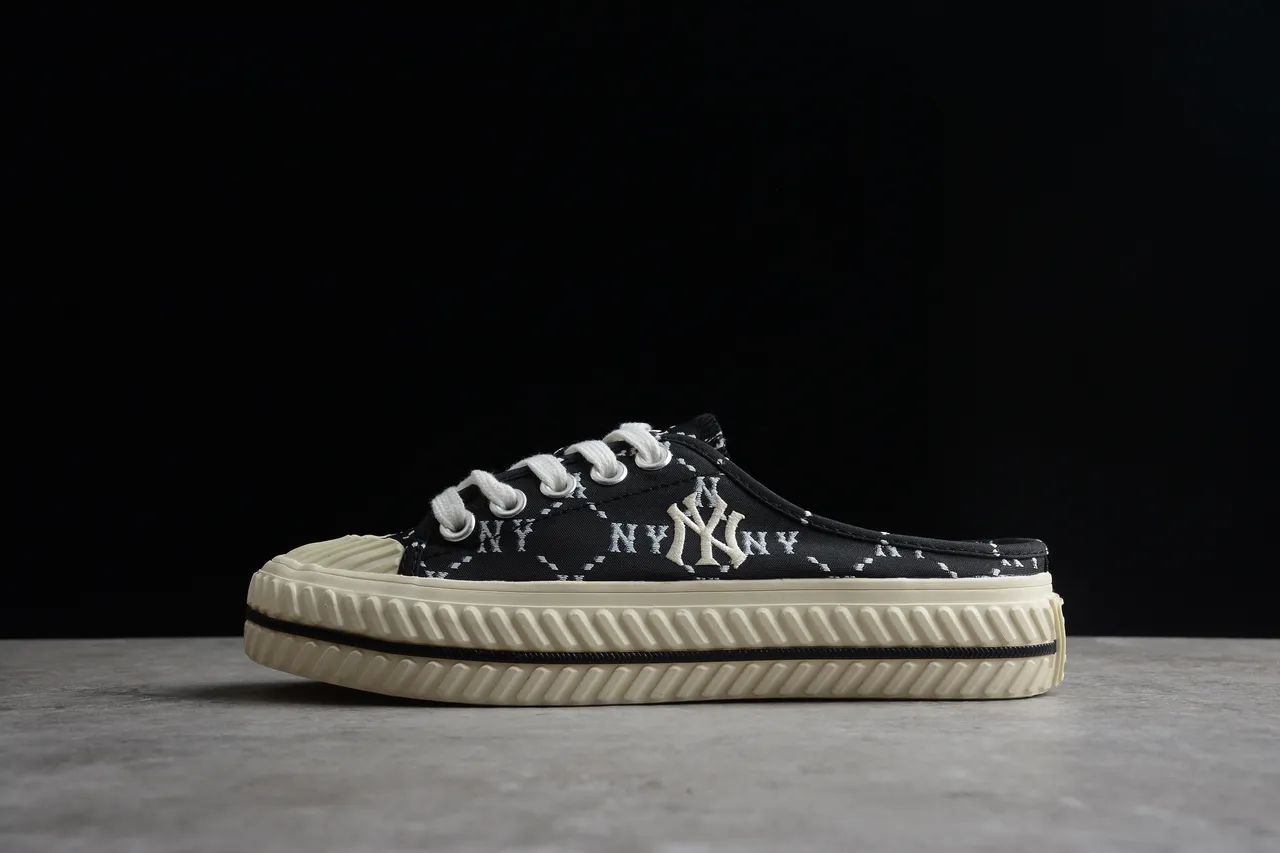 Zapatos de lona negros y blancos NY Monogram con cordones y slip-on 13