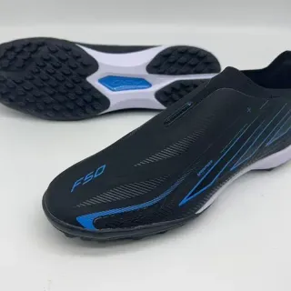 Chaussures de football pour gazon noir et bleu slip-on haut ajusté à la chaussette sans couture construction synthétique