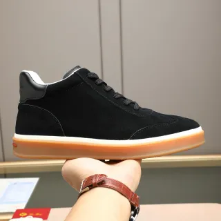 Sneakers de ante negro y marrón con parte superior, silueta low-top
