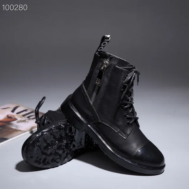 Botas de tornozelo com capuchão de couro patentado preto brilhante parte superior texturizada fosca 2