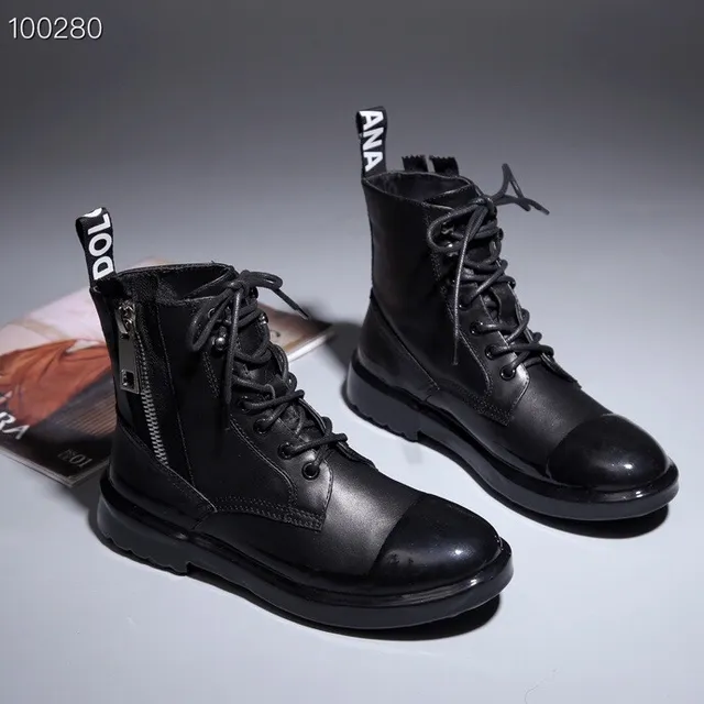 Botas de tornozelo com capuchão de couro patentado preto brilhante parte superior texturizada fosca 3