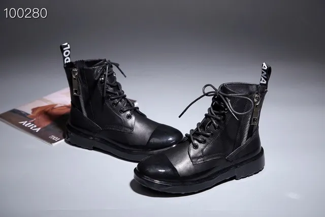 Botas de tornozelo com capuchão de couro patentado preto brilhante parte superior texturizada fosca 4