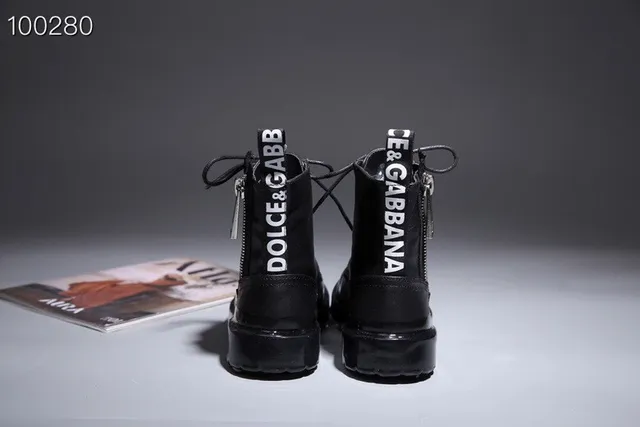 Botas de tornozelo com capuchão de couro patentado preto brilhante parte superior texturizada fosca 5