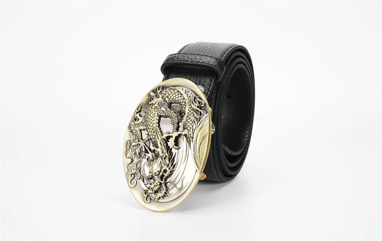 Ceinture en cuir noir et doré texturée avec texture de galet, ornée, boucle ovale avec relief de dragon 6