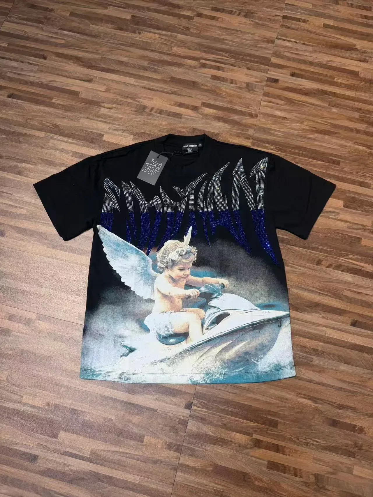 T-shirt graphique noir orné de strass motif chérubin en jet-ski 2