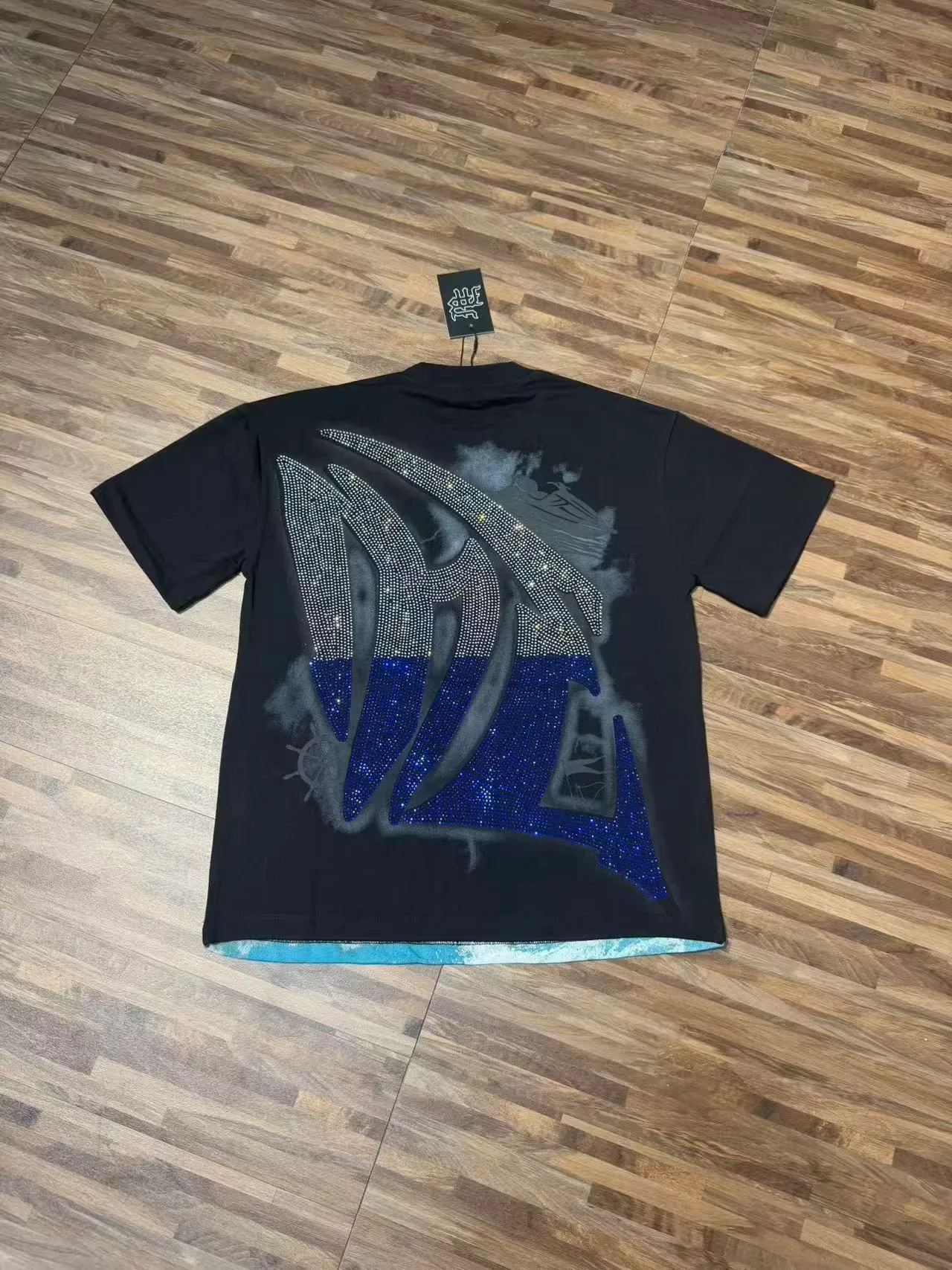 T-shirt graphique noir orné de strass motif chérubin en jet-ski 3