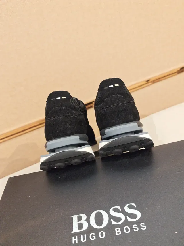 Zapatilla lifestyle de ante y malla negra de bajo 4