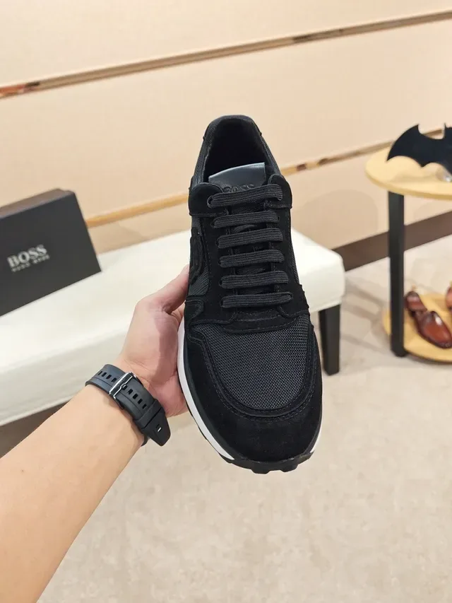 Zapatilla lifestyle de ante y malla negra de bajo 6