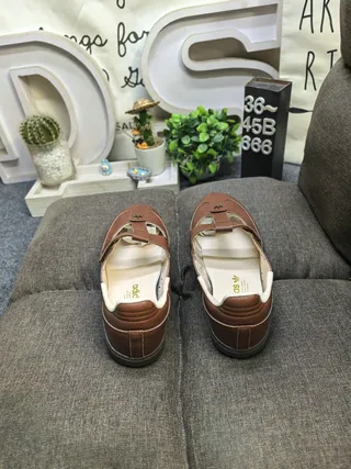 काले T-Strap छिद्रित मैरी जेन जूते 18