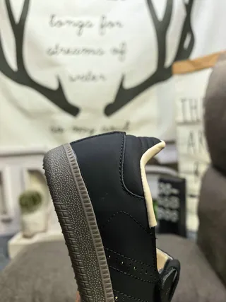 काले T-Strap छिद्रित मैरी जेन जूते 23