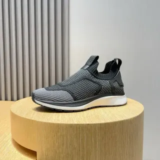 حذاء أسود أبيض من الخياطة slip-on أحادي اللون مع upper من الشبك