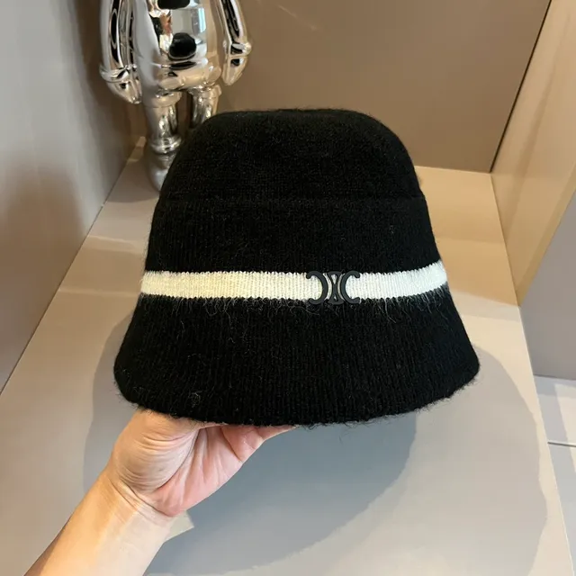 Gorro de punto negro y blanco con borde plegado 2