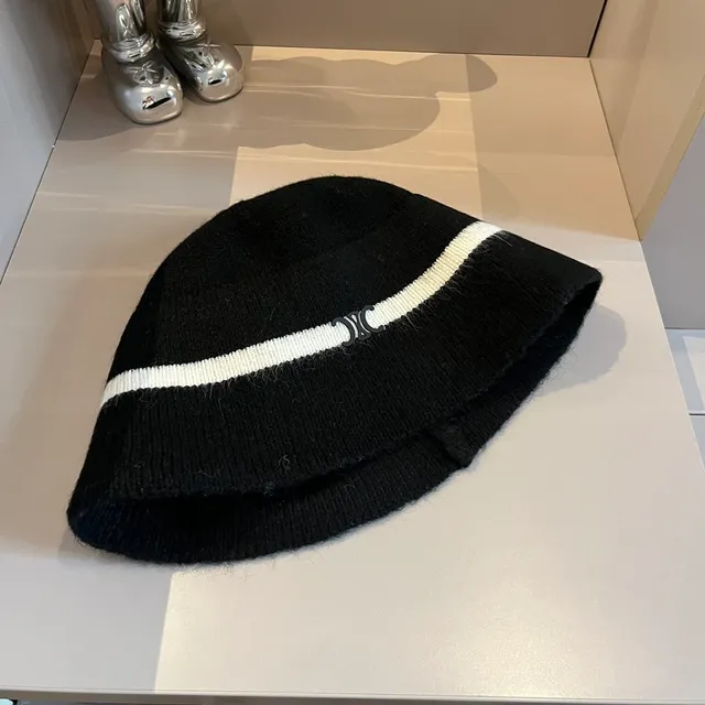 Gorro de punto negro y blanco con borde plegado 4