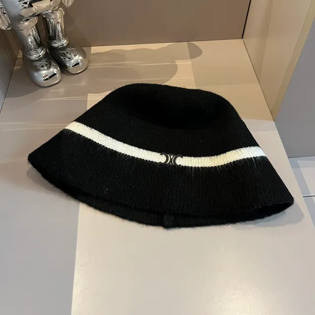Gorro de punto negro y blanco con borde plegado 5