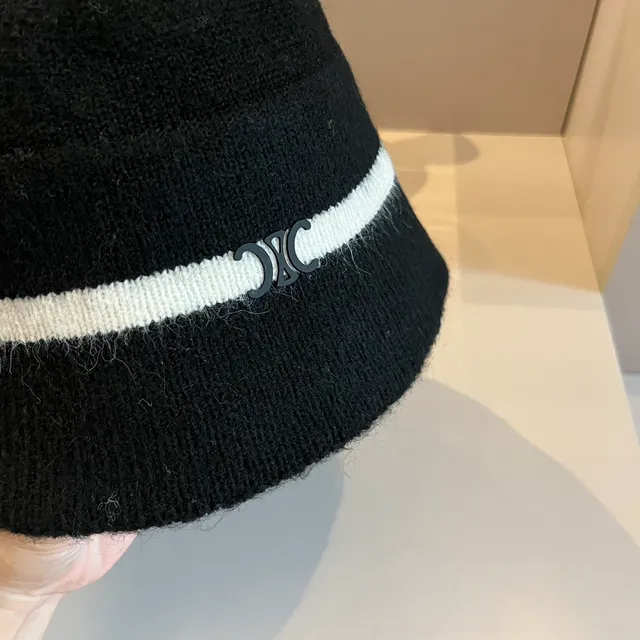 Gorro de punto negro y blanco con borde plegado 6