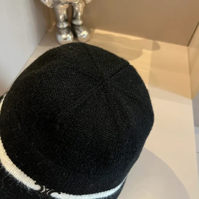 Gorro de punto negro y blanco con borde plegado 7