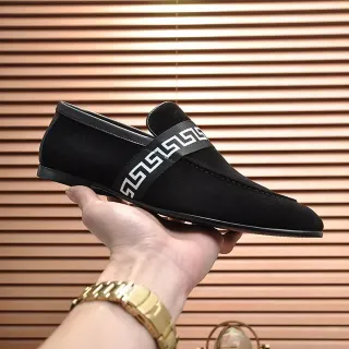 Loafer Negro Blanco Superior Imitación de Ante Detalle Correa Llave Griega