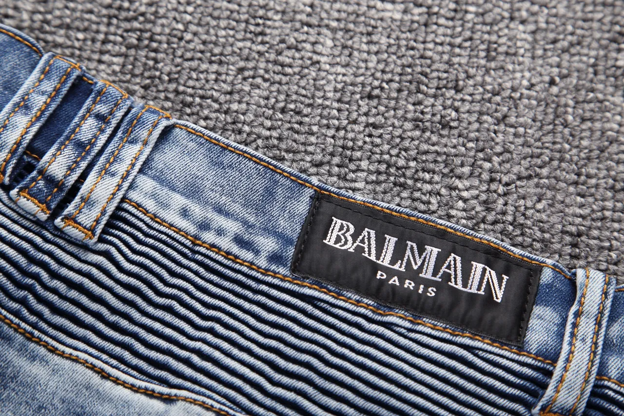 Shorts en denim bleu et noir distressed lavé moyen avec fermeture éclair et poches sur les cuisses 3