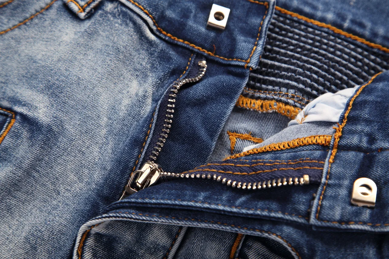 Shorts en denim bleu et noir distressed lavé moyen avec fermeture éclair et poches sur les cuisses 4
