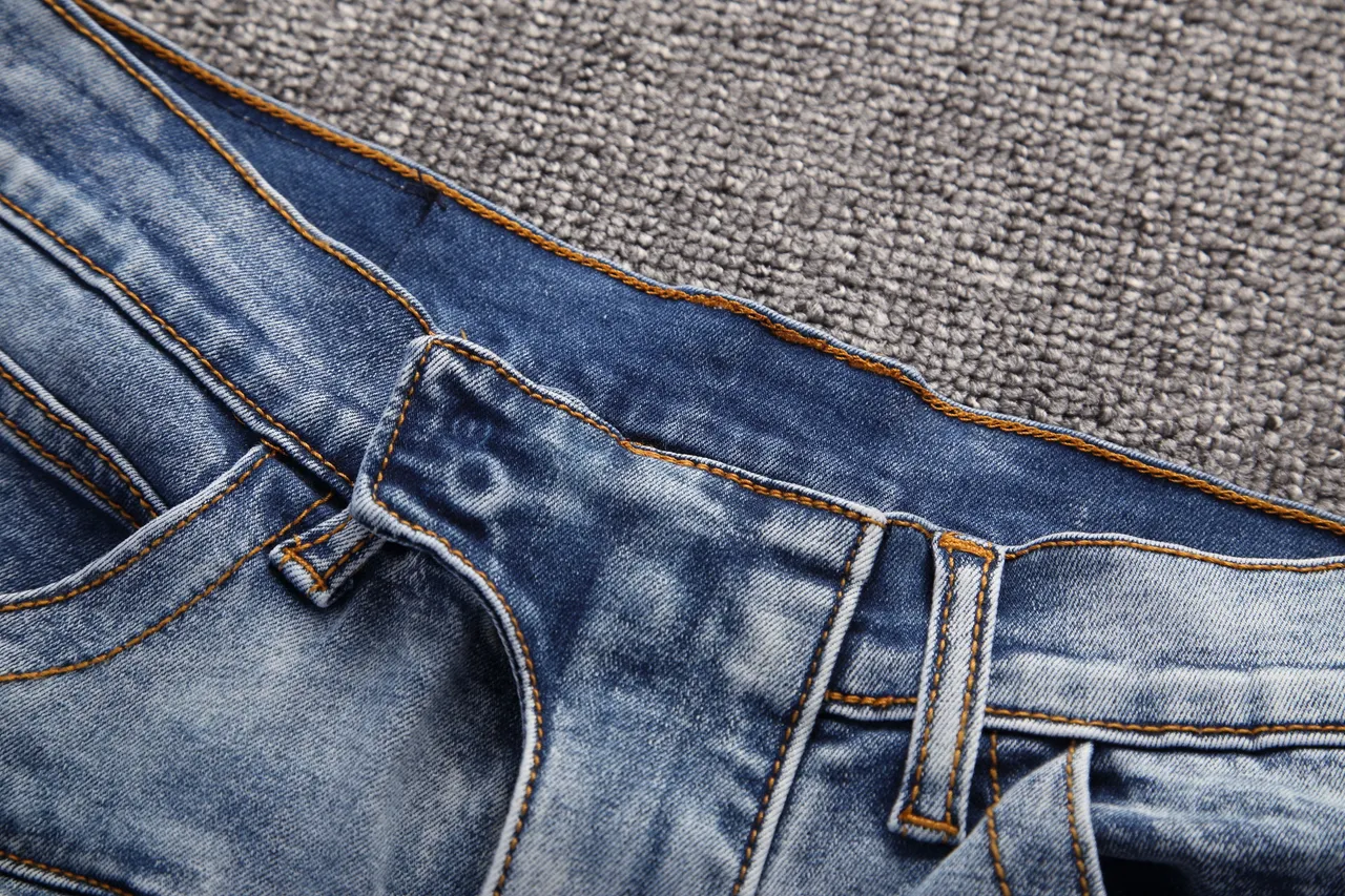 Shorts en denim bleu et noir distressed lavé moyen avec fermeture éclair et poches sur les cuisses 5