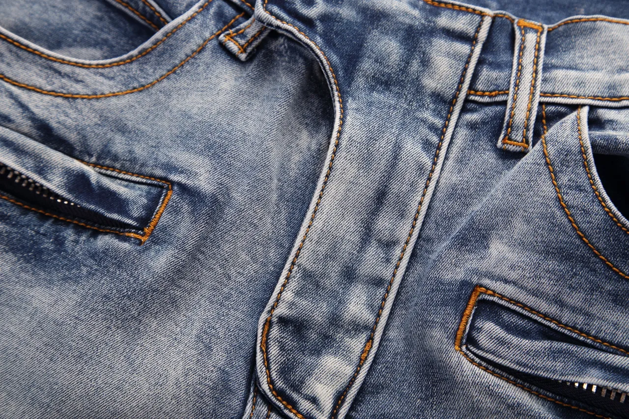 Shorts en denim bleu et noir distressed lavé moyen avec fermeture éclair et poches sur les cuisses 6