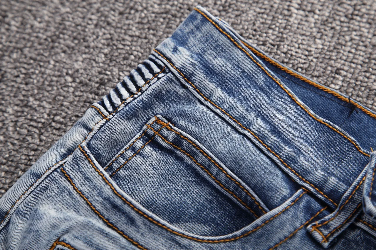 Shorts en denim bleu et noir distressed lavé moyen avec fermeture éclair et poches sur les cuisses 7
