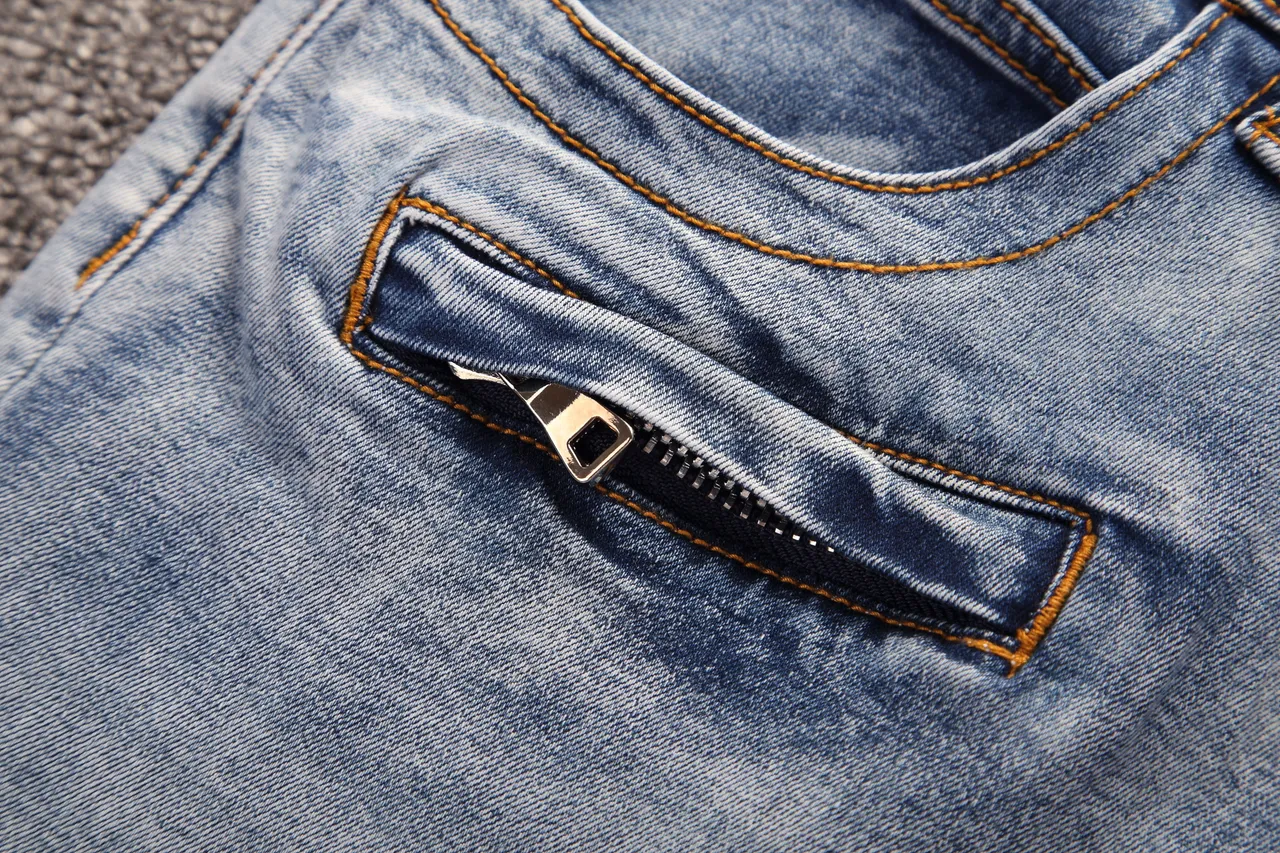 Shorts en denim bleu et noir distressed lavé moyen avec fermeture éclair et poches sur les cuisses 8