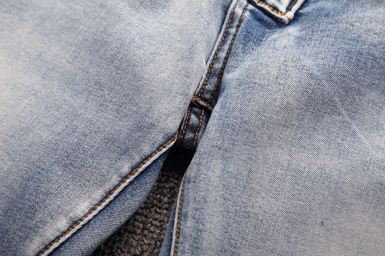 Shorts en denim bleu et noir distressed lavé moyen avec fermeture éclair et poches sur les cuisses 9
