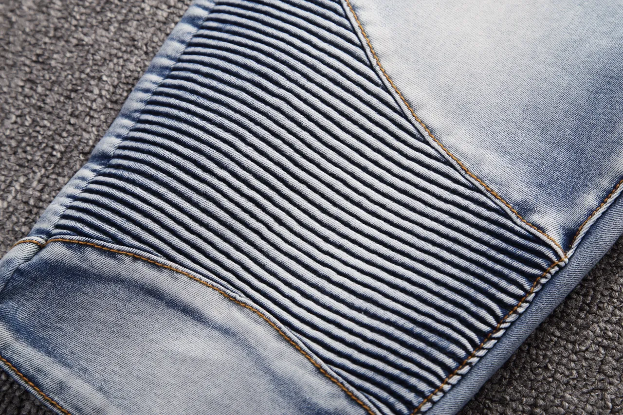 Shorts en denim bleu et noir distressed lavé moyen avec fermeture éclair et poches sur les cuisses 10