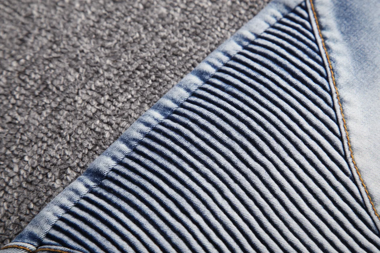 Shorts en denim bleu et noir distressed lavé moyen avec fermeture éclair et poches sur les cuisses 11