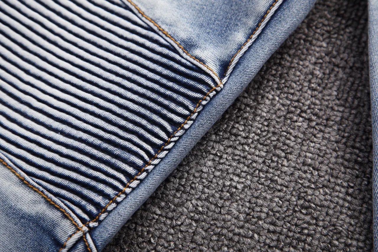 Shorts en denim bleu et noir distressed lavé moyen avec fermeture éclair et poches sur les cuisses 12