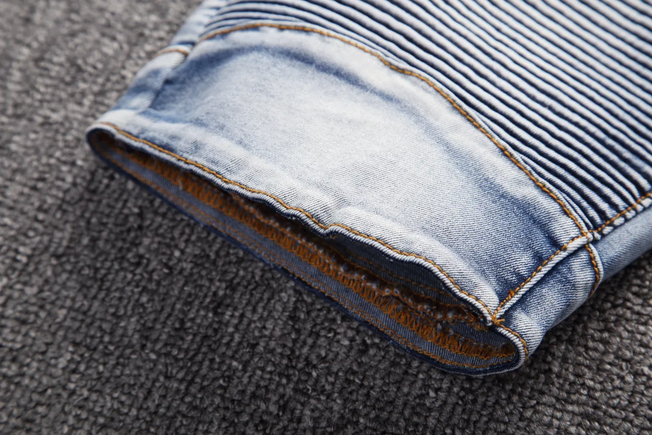 Shorts en denim bleu et noir distressed lavé moyen avec fermeture éclair et poches sur les cuisses 13