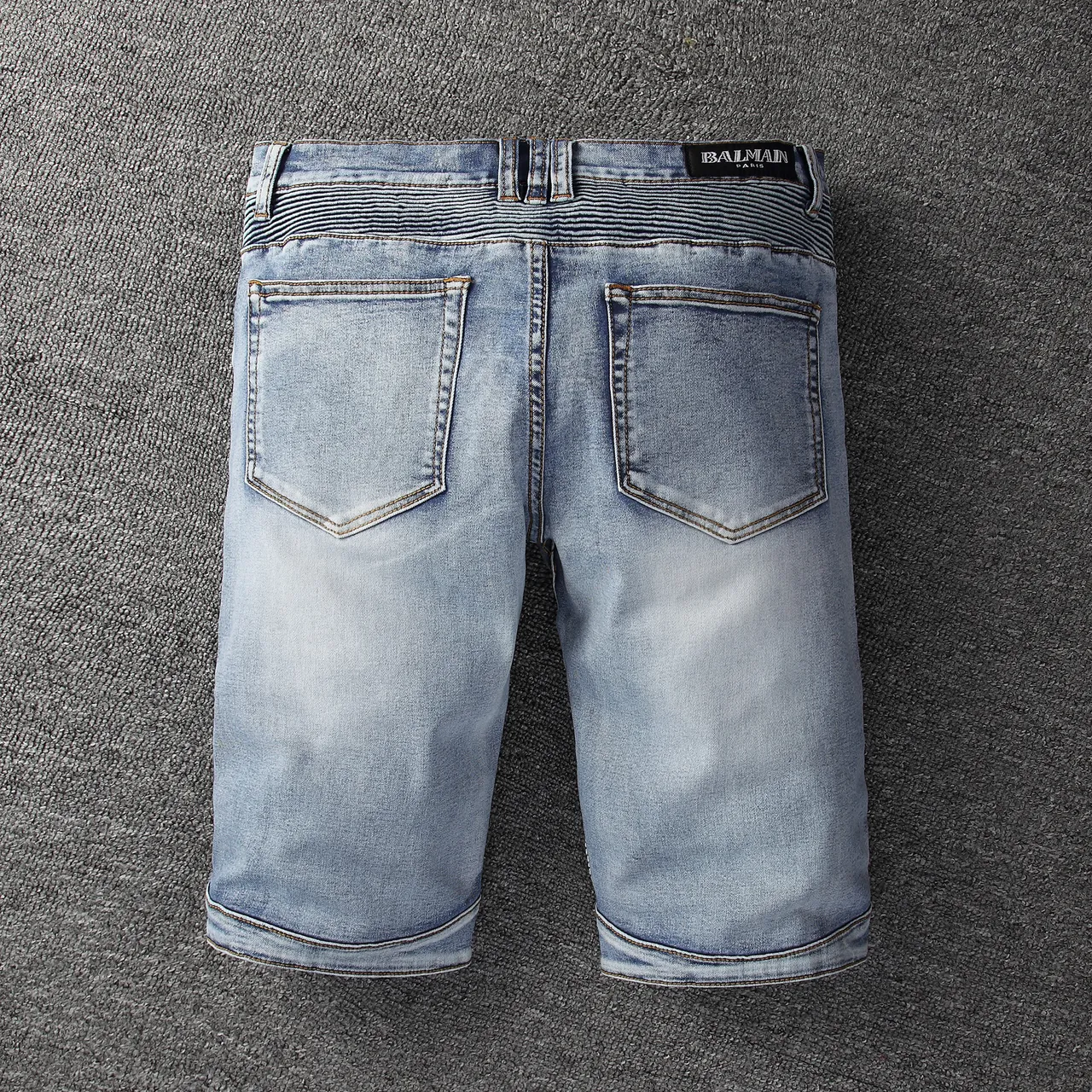 Shorts en denim bleu et noir distressed lavé moyen avec fermeture éclair et poches sur les cuisses 15