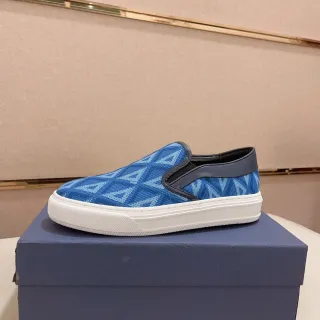 Zapatilla de plataforma slip-on con estampado geométrico azul